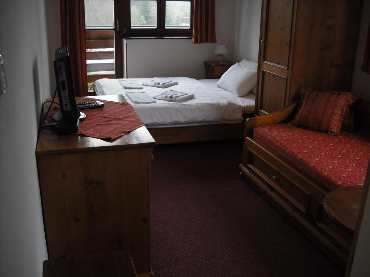 Sport Hotel Pomi Харачов Екстериор снимка